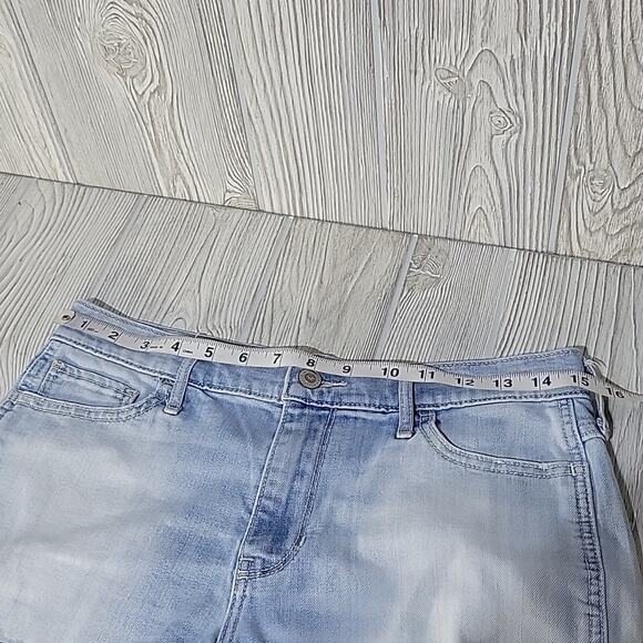 Hollister Short-Short, High Rise Denim Lightwash Jean Shorts, Size 9 - Picture 5 of 8
